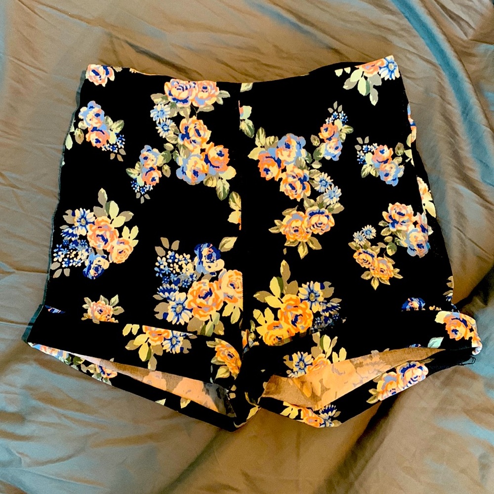 Stretchy floral shorts